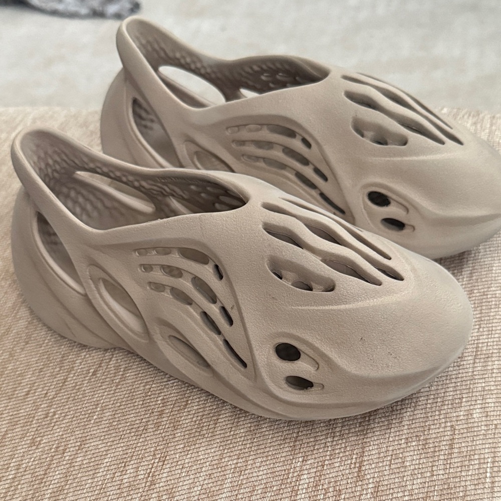 Yeezy Kids Water Shoes in Cream